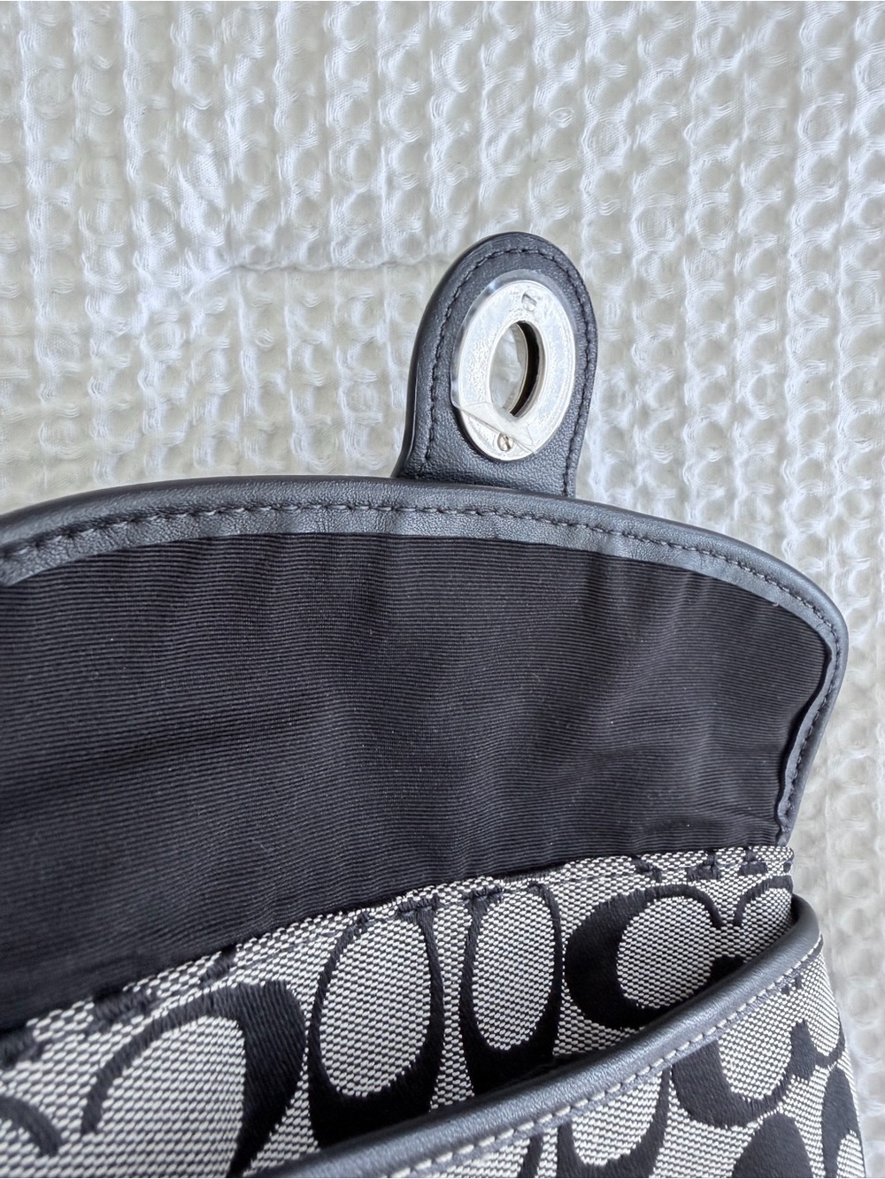 Y2K Coach Signature Canvas Turnlock Wristlet in Grey & Black - Picture 7 of 7